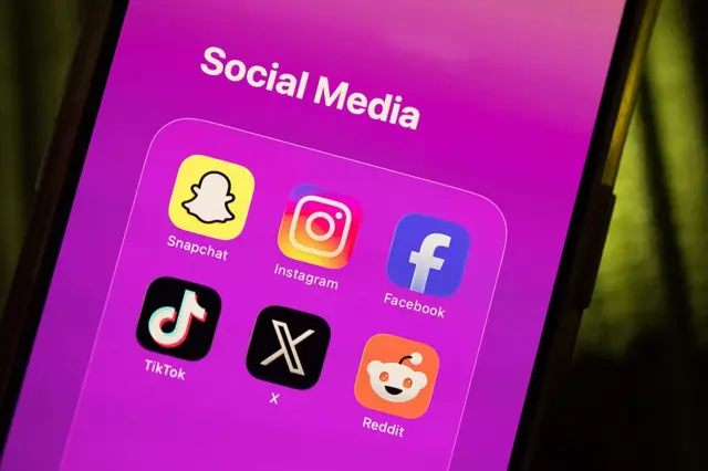 Varias aplicaciones de redes sociales en un teléfono