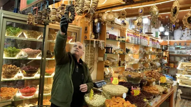 شخص يبيع داخل محل تجاري.