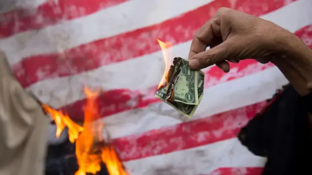 آتش زدن دلار مقابل سفارت آمریکا