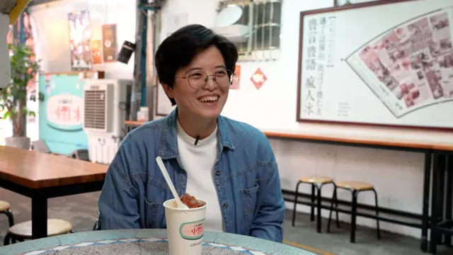 2026年4月30日，台灣作家楊双子在台中接受BBC中文專訪，介紹台灣美食蜜豆冰。
