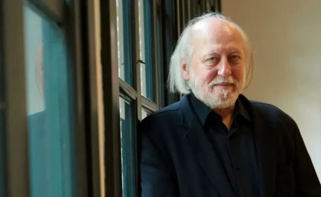 Nobel da literatura 2025 em retrato com luz forte