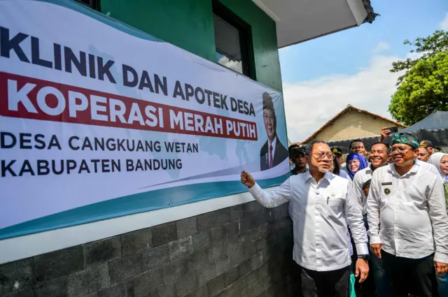 Menteri Koordinator Bidang Pangan Zulkifli Hasan (kiri) meninjau klinik dan apotek desa saat melakukan kunjungan di Desa Cangkuang Wetan, Bandung, Jawa Barat, Kamis (15/5/2025). Dalam kunjungannya ke Kabupaten Bandung, Menko Bidang Pangan mengunjungi Klinik Koperasi Merah putih, serta pembentukan Koperasi Merah Putih di Desa Cangkuang Wetan.