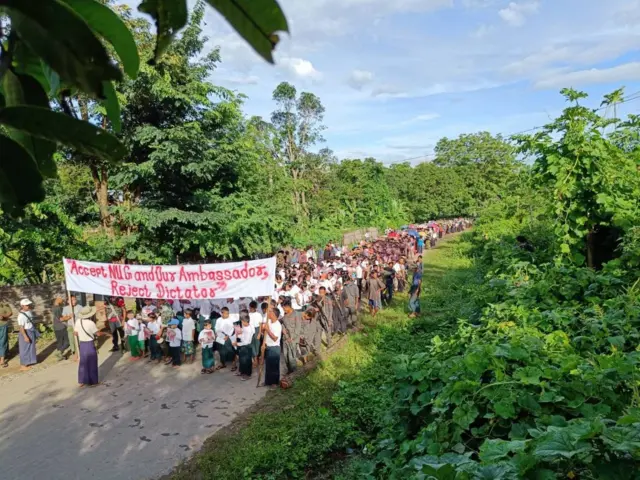 ကုလသမဂ္ဂမှာ မြန်မာသံအမတ်မပြောင်းလဲရေး ဆောဒေသခံတွေ တောင်းဆို 