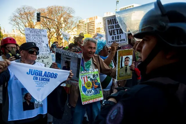 Aposentados protestam contra governo de Milei em frente à polícia.