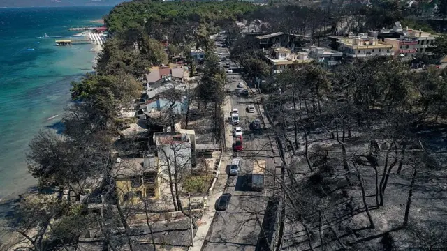 Sahildeki sitelerde yaşanan zararın havadan görüntüsü, alevlerin denize sıfır olan evleri de yaktığı görülüyor