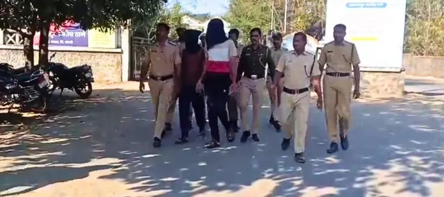 ऋतिक महापुरे आणि त्याचा मित्र आशिष खांबे पोलिसांसोबत