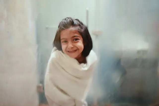 रात्री आंघोळ करणं पसंत करणारे काही लोक असा युक्तिवाद करतात की, त्यामुळे त्यांना चांगली झोप येते. याचे पुरावेदेखील आहेत.