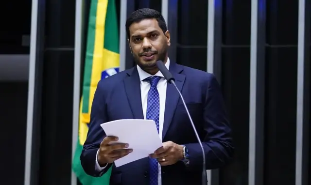 Jhonatan de Jesus discursando na Câmara dos Deputados