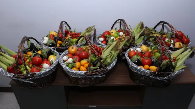 Liderlere ata tohumlarından elde edilen ürünlerle hazırlanmış birer sepet hediye edildi