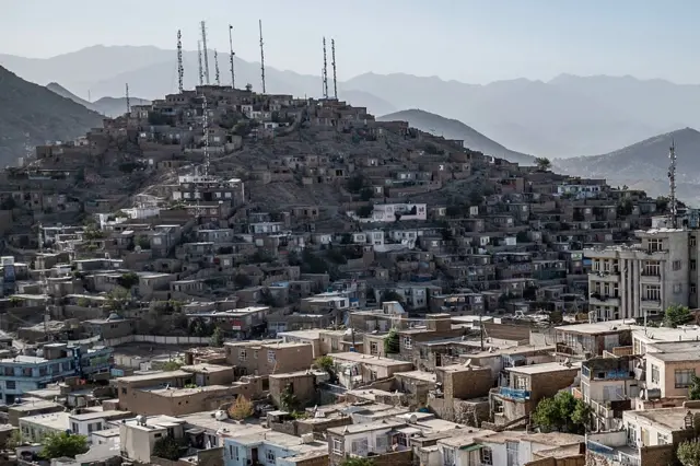 کابل ښار کورونه لیدل کېږي.