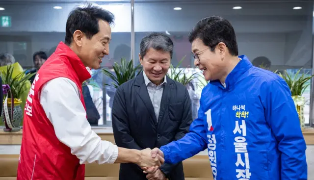 오세훈 국민의힘 서울시장 후보와 정원오 더불어민주당 서울시장 후보가 3일 오전 서울 용산구 효창운동장에서 열린 제44회 서울특별시장기 축구대회 개회식에 참석해 인사하고 있다