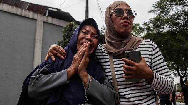 Keluarga korban bencana longsor gunungan sampah menangis saat berada di Tempat Pengolahan Sampah Terpadu (TPST) Bantargebang, Bekasi, Jawa Barat, Senin (9/3/2026). Berdasarkan data sementara dari Basarnas DKI Jakarta pada Senin (9/3) siang, sebanyak lima orang meninggal dunia dan empat lainnya masih dalam proses pencarian akibat longsoran sampah di TPST tersebut. 