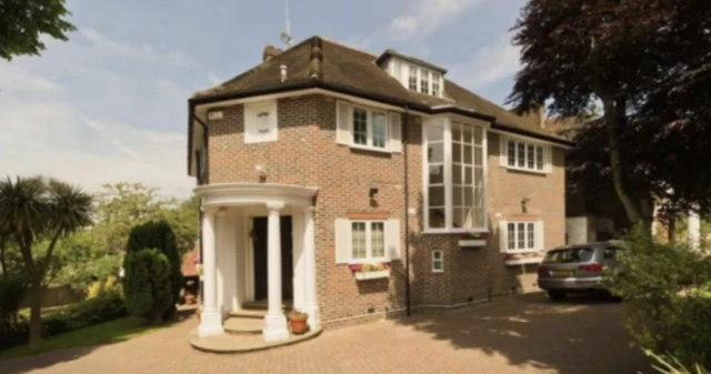 Londra'daki bir evin dışarıdan güneşli bir havada çekilmiş fotoğrafı