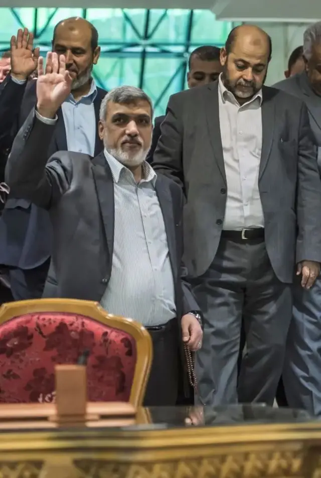 د حماس د لوړ پوړو چارواکو عزت الرشق (کیڼ اړخ ته، ښکته) او موسی ابو مرزوق (ښي اړخ ته) - د ارشیف عکس د ۲۰۱۷ کال د اکتوبر په ۱۲مه په قاهره کې د پخلاینې تړون له لاسلیک کولو وروسته.