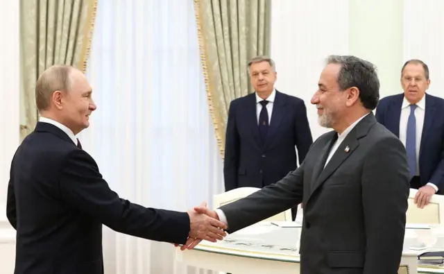 الرئيس الروسي فلاديمير بوتين يصافح وزير الخارجية الإيراني عباس عراقجي في العاصمة الروسية موسكو في 23 يونيو/حزيران 2025.