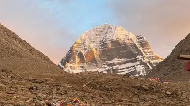 कतिपय तीर्थयात्री कैलाशबाट बगेको पानी पवित्र जलका रूपमा घरमा ल्याउनका लागि देरापुकबाट कैलाशको फेदमा पनि पुग्छन्