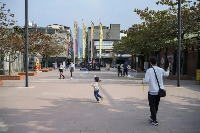 台湾一名小孩在公园嬉戏