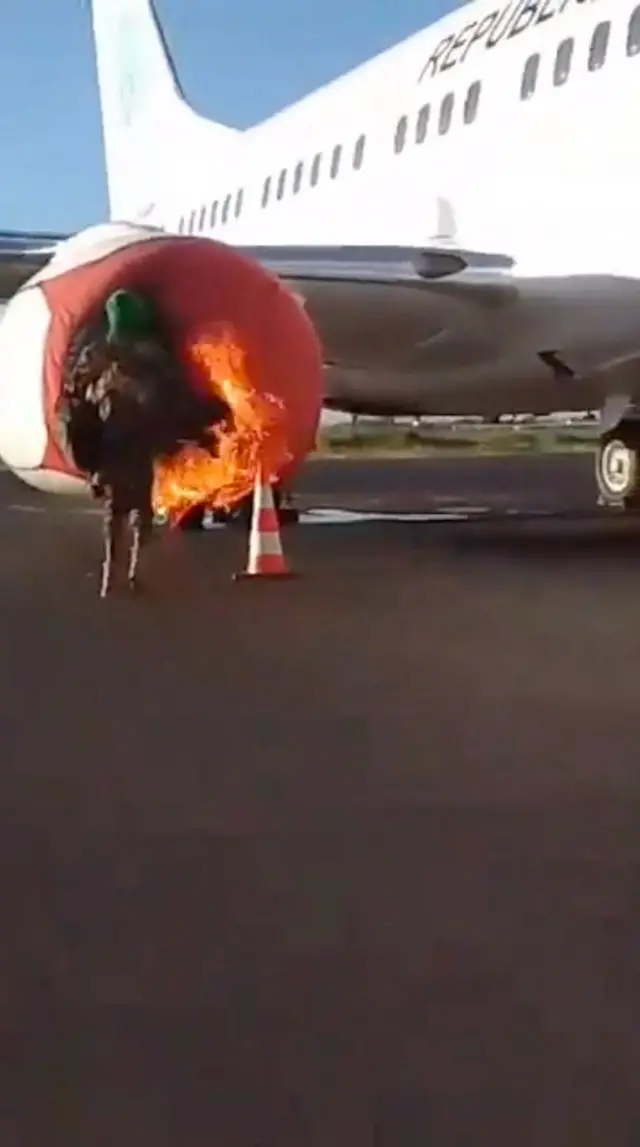 Un individu armé met le feu à un avion à l'aéroport international lors d'une attaque d'insurgés à Bamako, au Mali, le 17 septembre 2024, dans cette capture d'écran obtenue à partir d'une vidéo sur les médias sociaux.