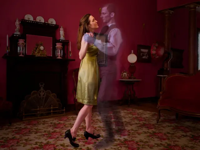 Femme dansant avec le souvenir d'un homme