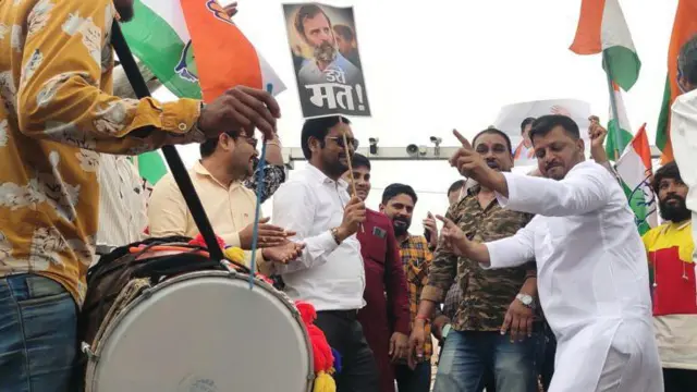 जश्न मनाते कांग्रेस कार्यकर्ता