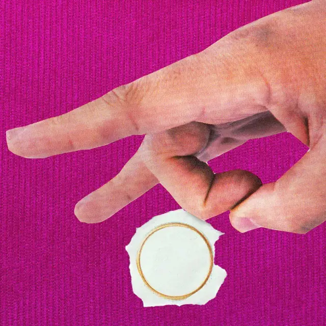 Colagem mostra uma mão dando um peteleco num recorte mostrando uma aliança, com ambas as iamgens coladas sobre um fundo rosa texturizado