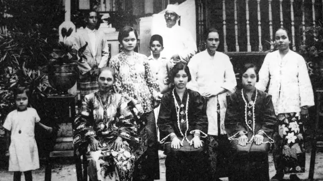 Sekitar ratusan ribu warga keturunan Tionghoa meninggalkan Indonesia pada 1959 karena masalah kewarganegaraan.