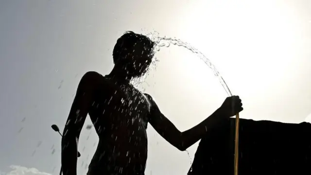 සනීපාරක්ෂාවටත් වඩා, කාන්තාවන්ට සාපේක්ෂව පිරිමින් සෞඛ්යයට අහිතකර නරක පුරුදු වලින් සහ අවදානම් හැසිරීම් රටාවකින් යුක්ත බව මහාචාර්ය සමත් ධර්මරත්න කියා සිටියේය.