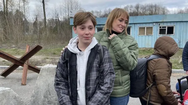 ડેનિલો (મધ્યમાં) જ્યારે તે બેલારુસથી સરહદ પાર કરીને મહિનાઓ બાદ યુક્રેનમાં પોતાના ઘરે પહોંચે છે