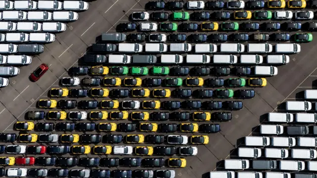 俯瞰英格蘭布里斯托爾皇家波特伯里碼頭旁數以千計新造汽車整齊排列等候裝船出口（4/4/2025）