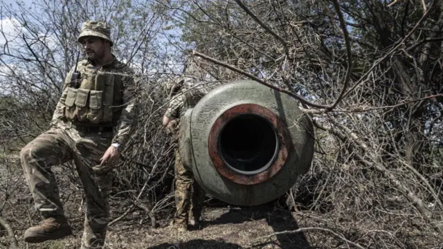 Abasirikare ba Ukraine bari iruhande rw'igisasu cya rutura