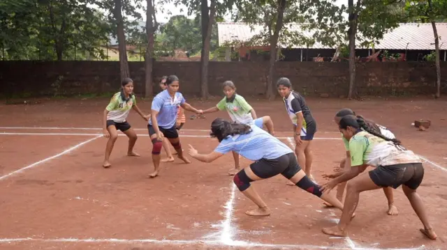 कबड्डी खेळणाऱ्या मुली