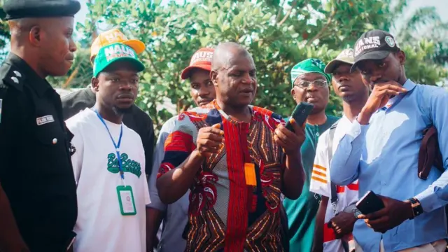 Àwọn aláṣẹ ń bá àwọn akẹ́kọ̀ọ́ tó ń ṣe ìwọ́de sọ̀rọ̀ 