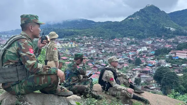 မန္တလေး PDF က တိုင်းရင်သားလက်နက်ကိုင်တပ်ဖွဲ့တွေနဲ့ပေါင်းပြီး ရှမ်း-မန်းစစ်ဆင်ရေးတွေဆင်နွှဲခဲ့သလို အောင်ပွဲတွေလည်းရခဲ့ပါတယ်။