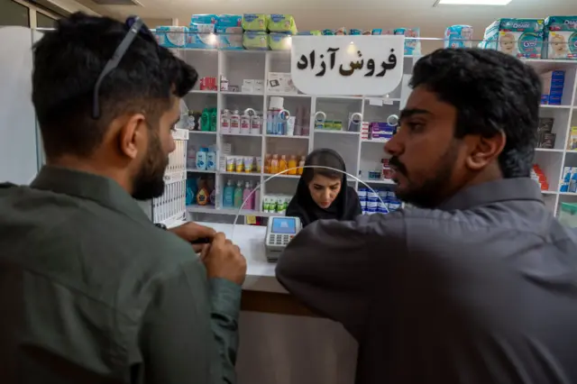 افزایش نرخ دلار و کاهش یارانه‌ها از جمله عوامل افزایش قیمت دارو در ایران عنوان شده 