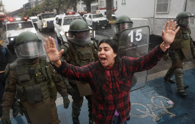 Manifestantes se oponen en las calles de Santiago a la reducción de gastos determinada por el gobierno.