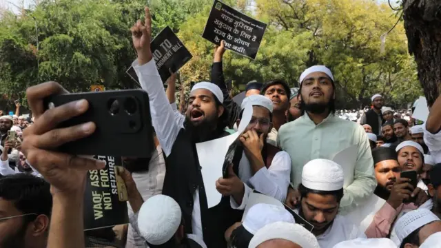 वक्फ कानुको विरोधमा भारतमा मुस्लिम समुदायको प्रदर्शन