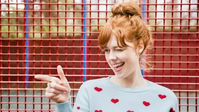 Une femme souriante.