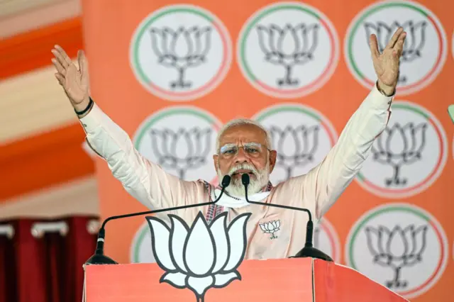 কংগ্রেসের বিরুদ্ধে তুষ্টির রাজনীতির অভিযোগ তুলতে গিয়ে মুসলিম সম্প্রদায়ের প্রসঙ্গ টেনে এনেছেন প্রধানমন্ত্রী মোদী।