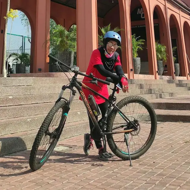 Sarah "Simbok" Walangitang sudah bersepeda sejak kecil, namun pensiun setelah 2020 karena pandemi. Ia masih berkeinginan melanjutkan gowesnya keliling Indonesia.