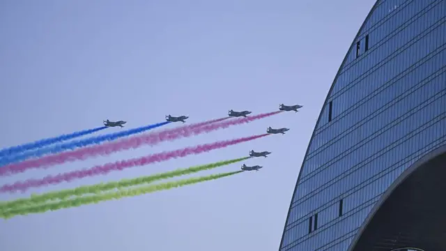 самолеты летят на параде в баку