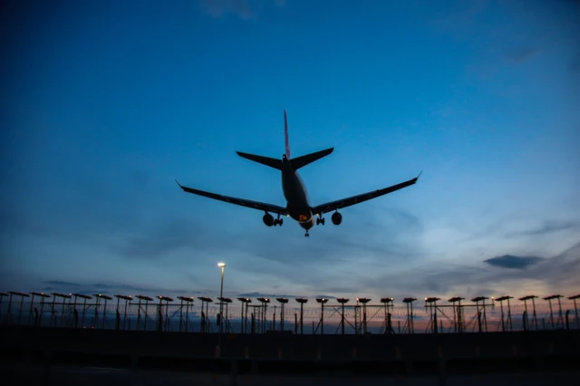 Un avion en phase d'atterissage