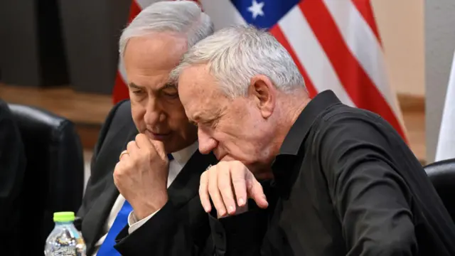 بنيامين نتنياهو وغريمه السياسي بيني غانتس