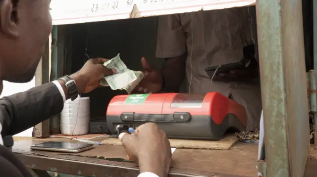 Homme devant un kiosque