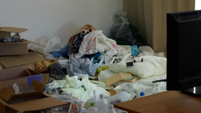 고립은둔 청년들 중에는 주거지에 갇혀 바깥 외출을 꺼리고 쓰레기를 모아두고 사는 경우도 있다. 몸과 마음의 짐이 쌓여서다