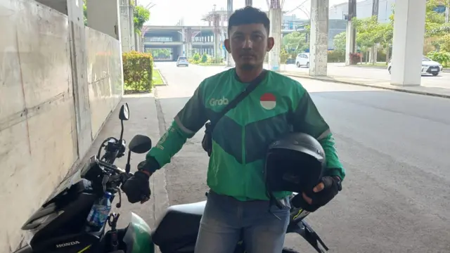 Angga Prasetya Nasution, 35 tahun, yang berprofesi sebagai pengemudi ojek online di Kota Medan. 
