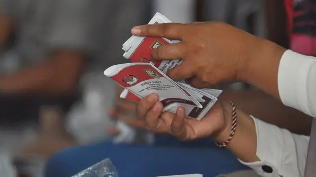 Pekerja menyelesaikan pelipatan surat suara Pemilihan Kepala Daerah (Pilkada) 2024 di kantor Komisi Pemilihan Umum (KPU) Bengkulu, Senin (04/11/2024).