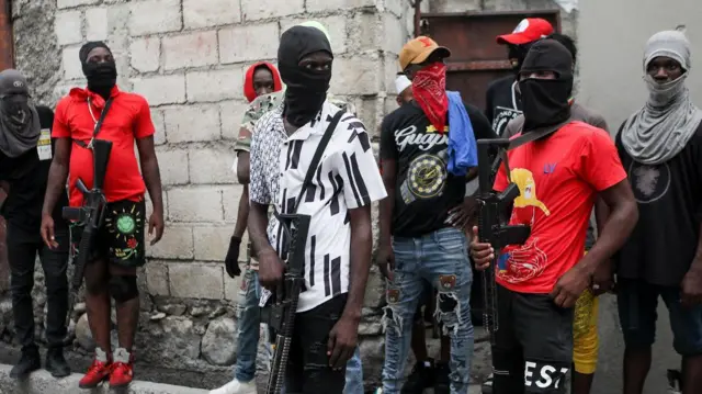 Armed gang members wey cover dia face wit scarves 