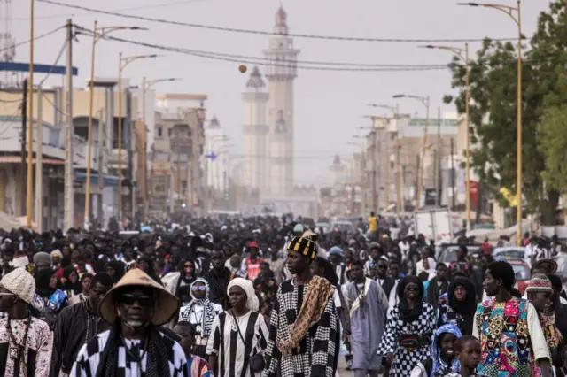 Des milliers de pèlerins devant la grande mosquée de Touba