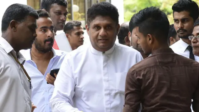 "සජිත් ප්රේමදාස දේශපාලඥයෙකු විදිහට ජනතාව සමග අදහස් හුවමාරු කර ගැනීමේදී කල්පනාකාරී විය යුතුයි. මොකද දේශපාලඥයා වගේම ජනතාව අතර ඇතිවන සංවාදය ඉතා වැදගත් දෙයක්."