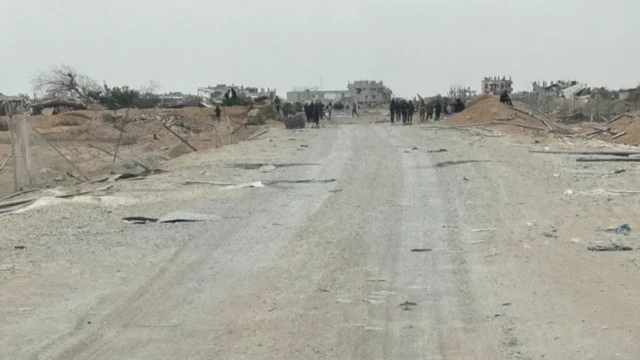 طريق في غزة حيث تتعرض شاحنات للنهب